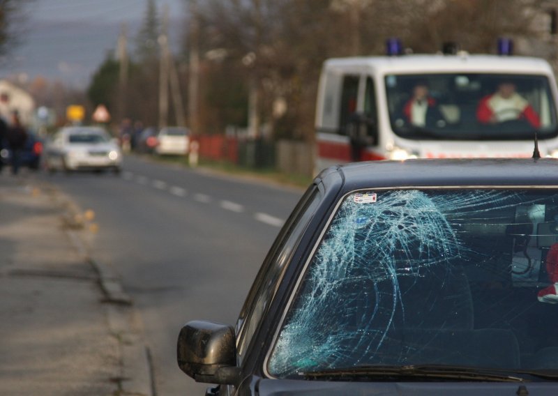 Dijete pretrčavalo cestu i podletjelo pod auto