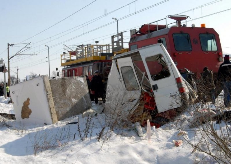 Vozač kombija poginuo prelazivši prugu pod zabranom