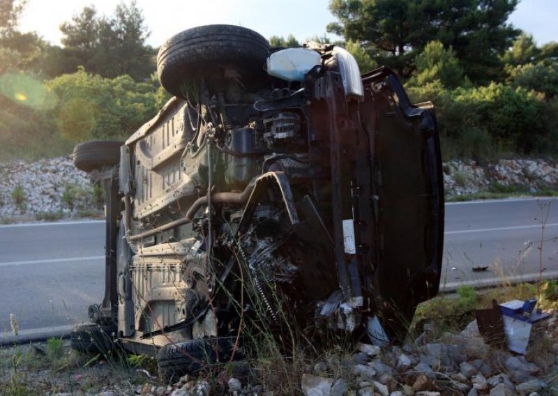 U prevrtanju automobila poginula jedna osoba