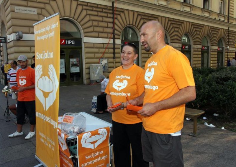 Socijalna samoposluga osim hrane dijeli i školski pribor