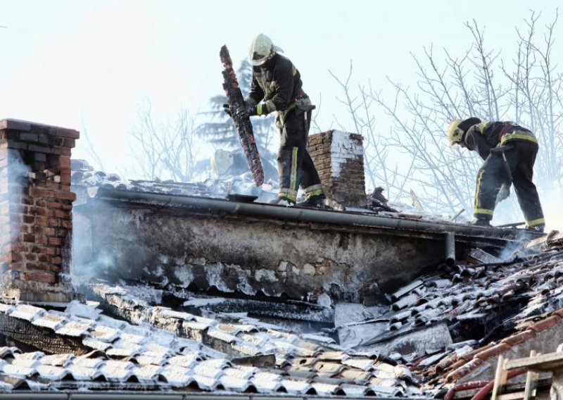 Prilikom gašenja požara stradala dva vatrogasca