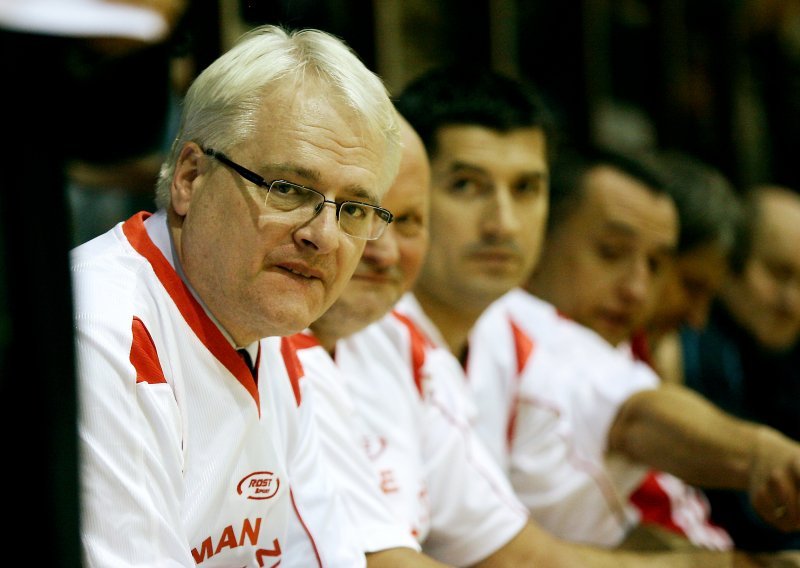 Josipović obukao dres i ispucao loptu