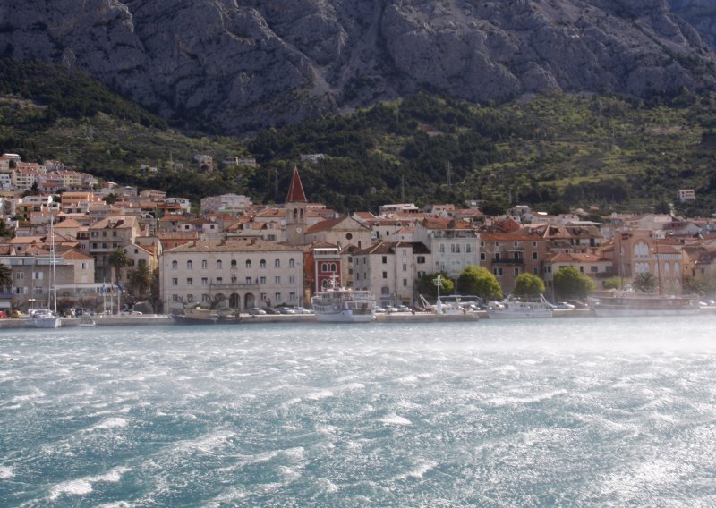 Škura bura dere, a Biokovo okovano ledom