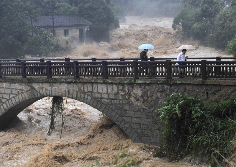 Poplave ugrožavaju 30 tisuća ljudi