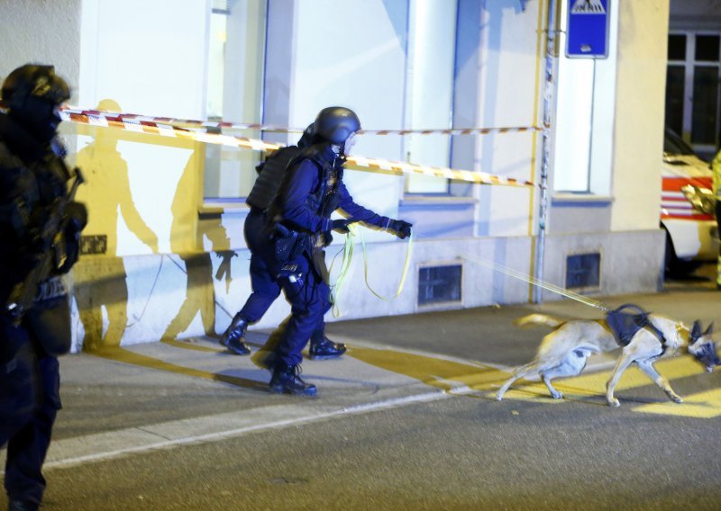 Napadač u bijegu nakon ranjavanja dva policajca