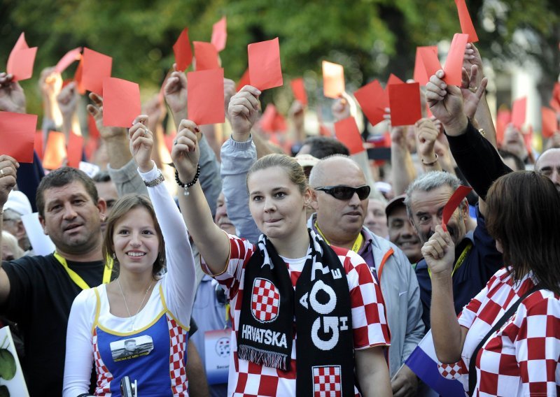 Škorom i crvenim kartonima završen prosvjed u Haagu