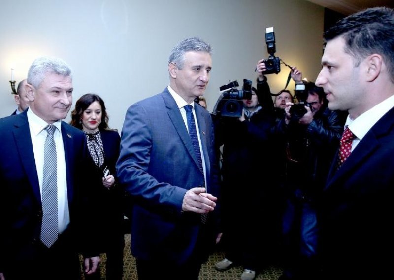 Karamarko se sastaje s Petrovom, Milanović šalje Hajdaša Dončića