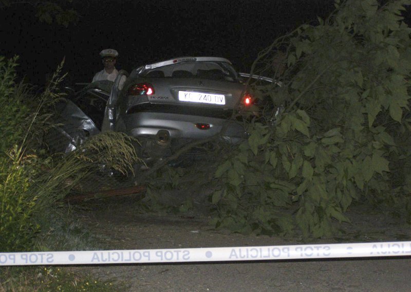 Mladi vozač poginuo u posuđenom automobilu