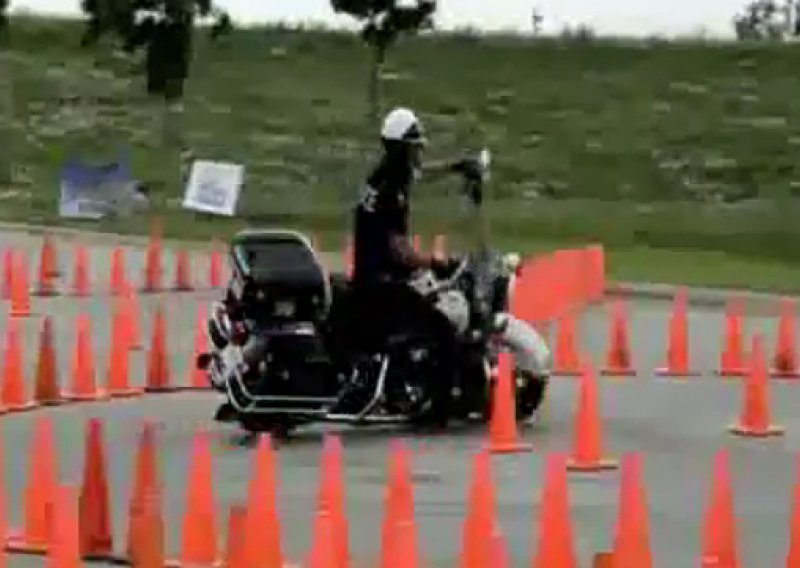 Pogledajte kako policajac čini čuda na Harleyju!