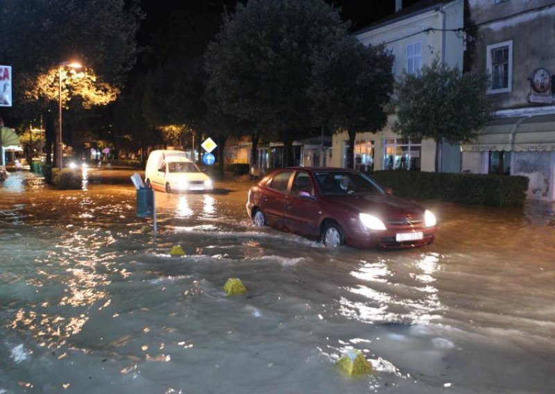 Vodostaj u Opuzenu raste, Una prijeti kućama