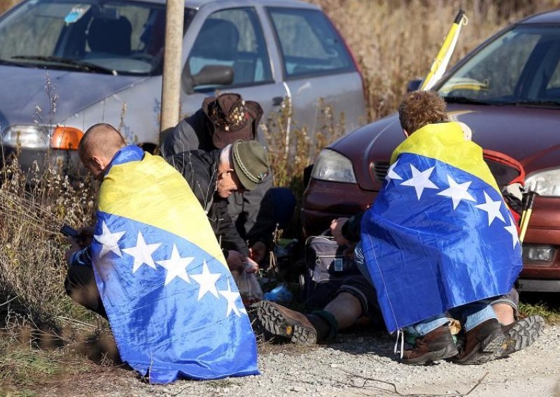 Tuzlanski radnici u nedjelju ujutro kreću prema granici s RH