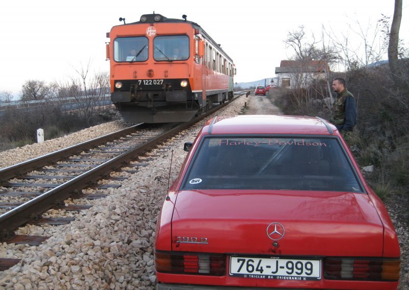 Vozio kroz mine pa sletio pred vlak