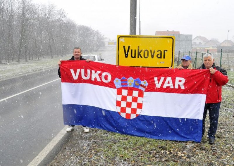 Branitelji dežuraju kod ploča 'Vukovar' na ulazima u grad