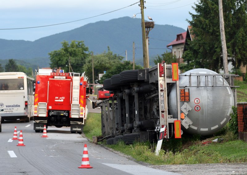 Vatrogasci zaustavili istjecanje amonijaka iz prevrnute cisterne