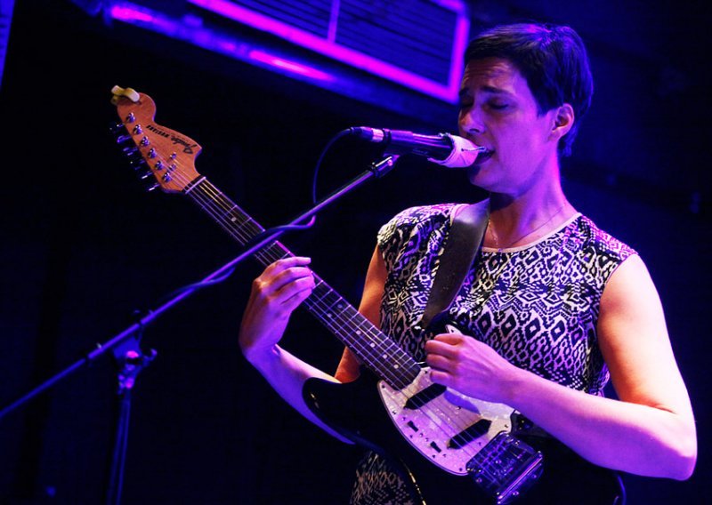 Laetitia Sadier u Močvari: Kratko, ali slatko