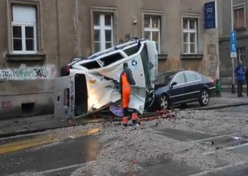 Prevrnuo se policijski kombi, četvero ozljeđenih