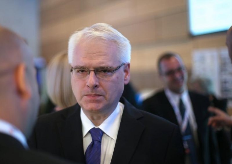 'Josipović se dodvorava hrvatskoj desnici'