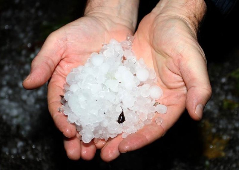 Tuča i obilna kiša potopile zapadnu Hrvatsku