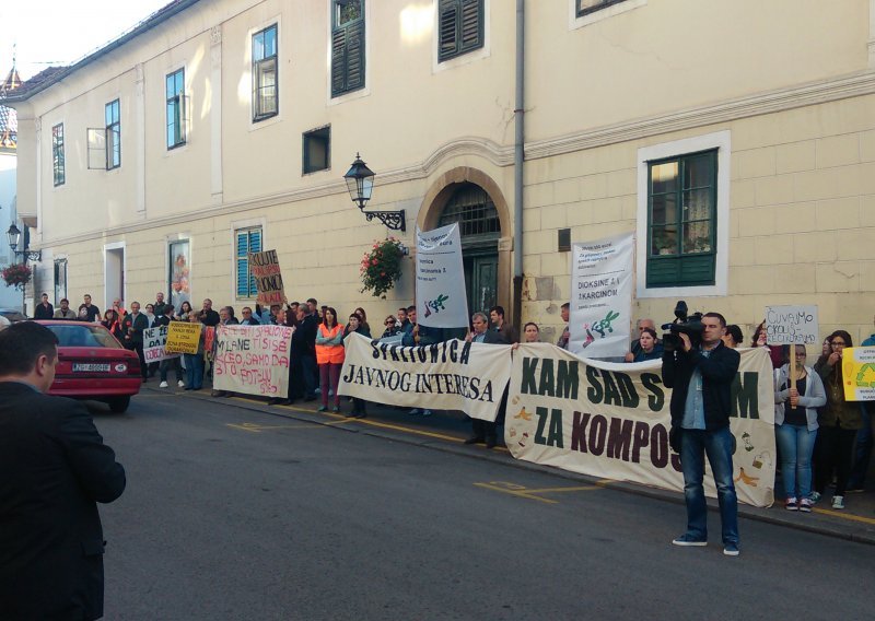 Prosvjednici dočekali Bandića zvižducima