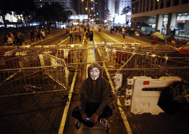 Tisuće na ulicama Hong Konga, policija koristila suzavac