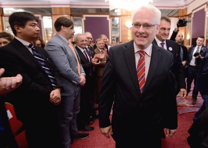 Josipović nije dao podršku Čačiću, samo je pristojan
