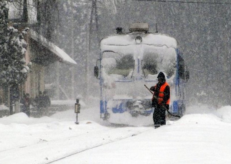 U zametenom vlaku umro putnik; traje evakuacija