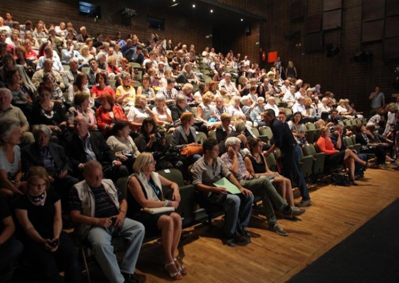 Gužva na otvaranju Festivala svjetske književnosti