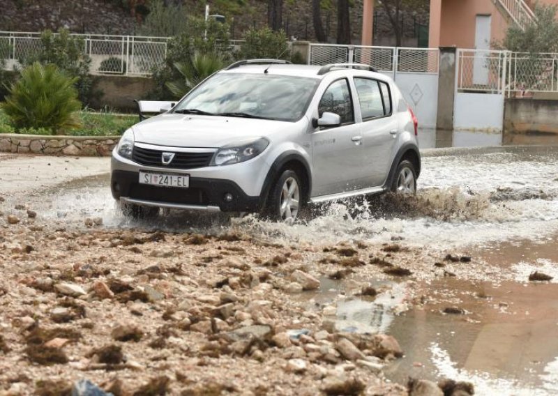 Gromovi, tuča, poplave; zahlađenje do 0°C