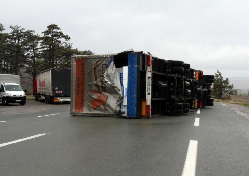 Orkanska bura i dalje otežava promet uz obalu