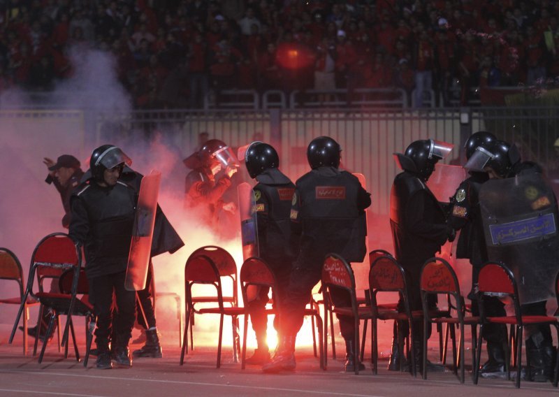 Policajac umjesto da spriječi nerede - upucao navijača!