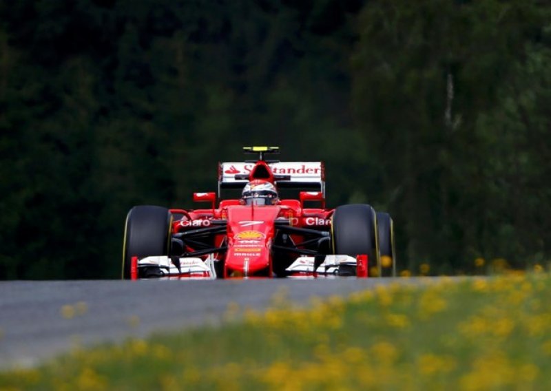 Vettel bacio rukavicu u lice Hamiltonu i Rosbergu!