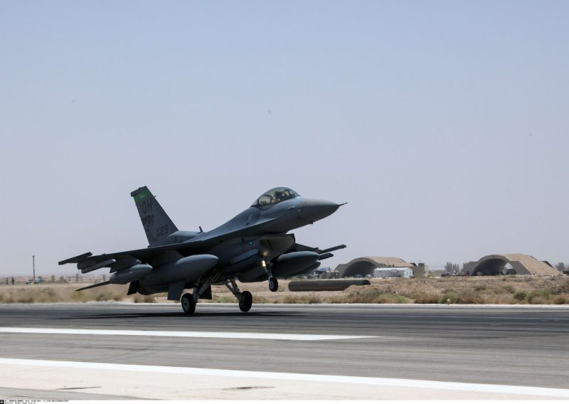 Sudarili se F-16 i mali avion