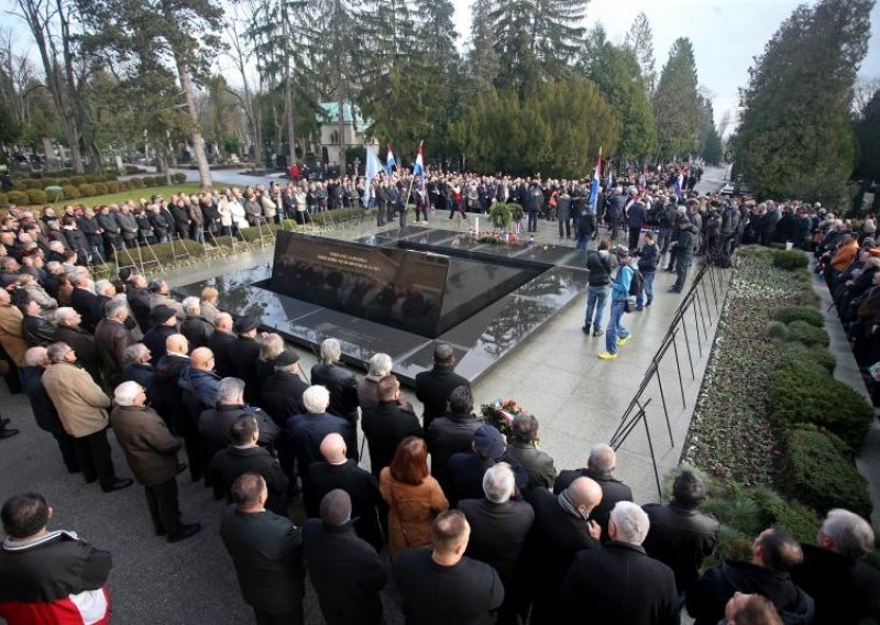 Obljetnica Tuđmanove smrti: više tisuća ljudi pohodilo grob