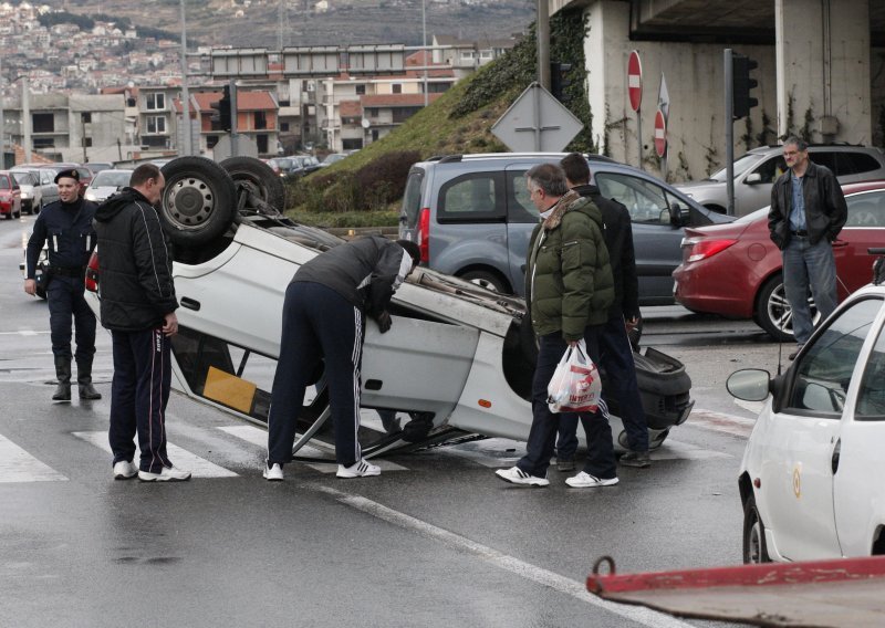 Sudar tri auta - Škoda na krovu