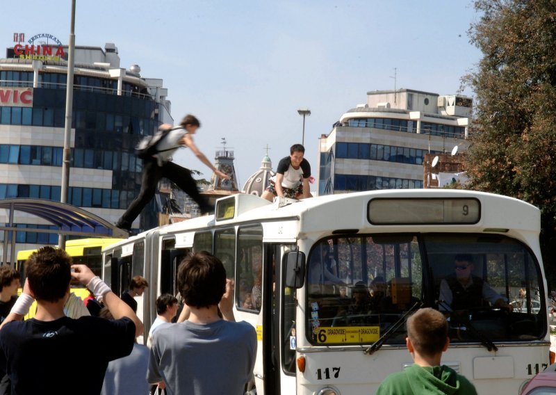 Splitski se klinci iz obijesti voze na krovu autobusa