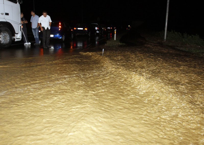 Bujice odnijele 700 metara ceste pod Papukom