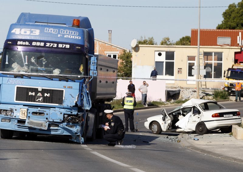 Vozač automobila poginuo u sudaru sa šleperom