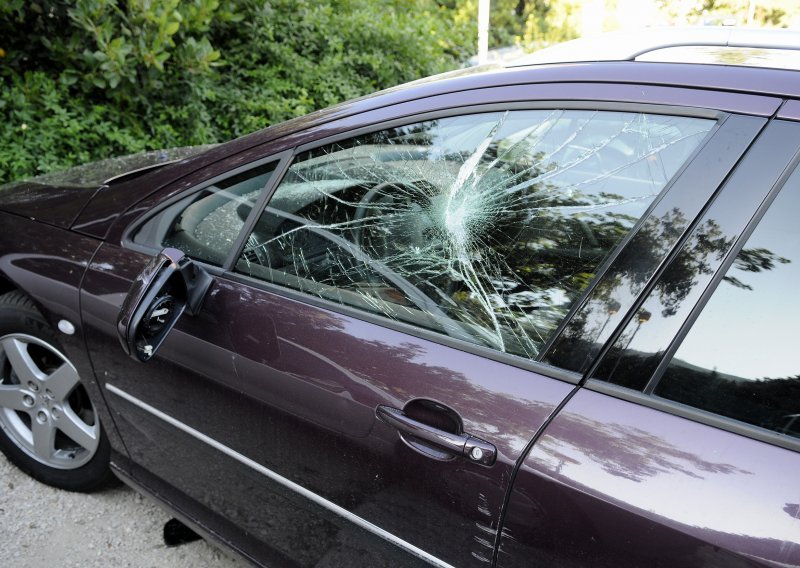 U Dubrovniku demoliran auto beogradskog odvjetnika