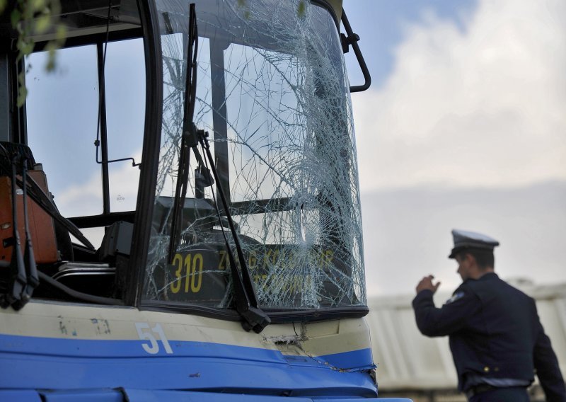 Sudar dvaju autobusa ZET-a, troje ozlijeđenih