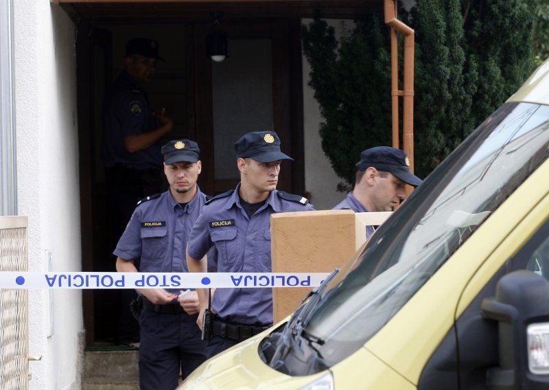 Zadavio oca i pozvao policiju