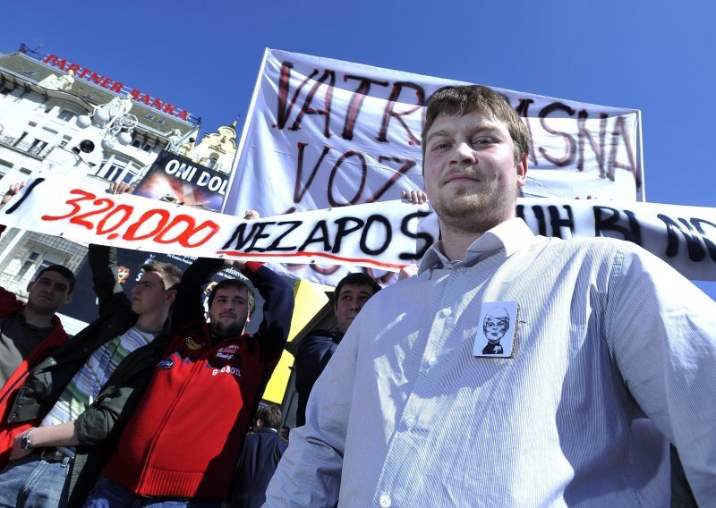 SDP-ovci dijelili broševe, HDZ-ovci kao vatrogasci