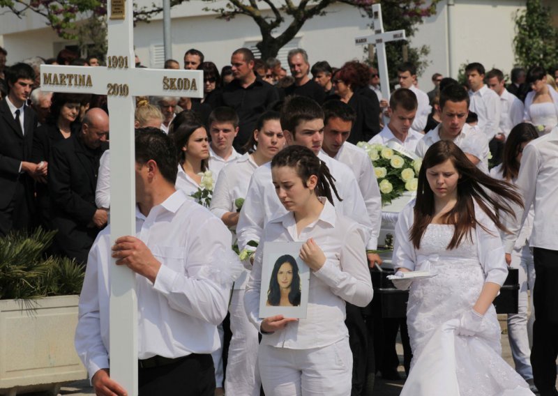 Tisuće na sprovodu mladih Povljanaca