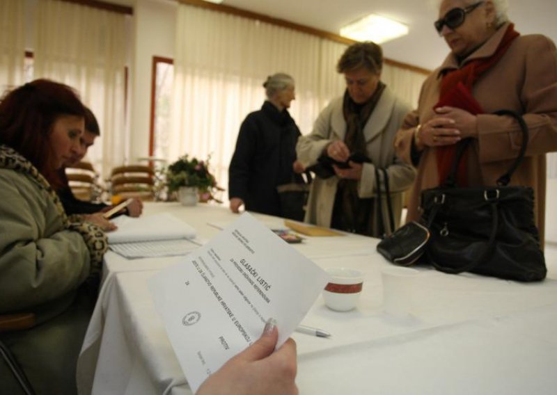 Do 16 sati glasovalo 33,79 posto birača