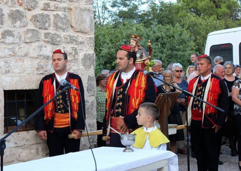 SDP-ovac nosi križ u procesiji, a HDZ-ovci partijaju