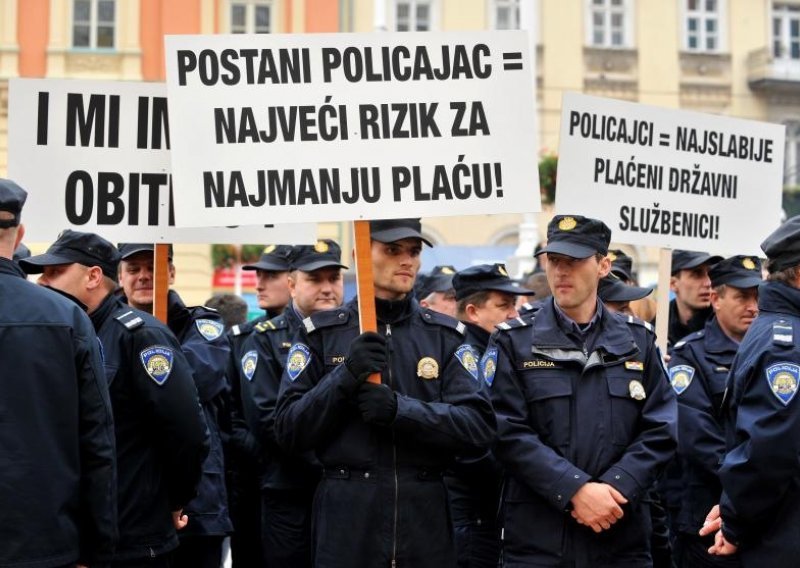 Policajci se razišli, jer Vlada nije donijela spornu odluku