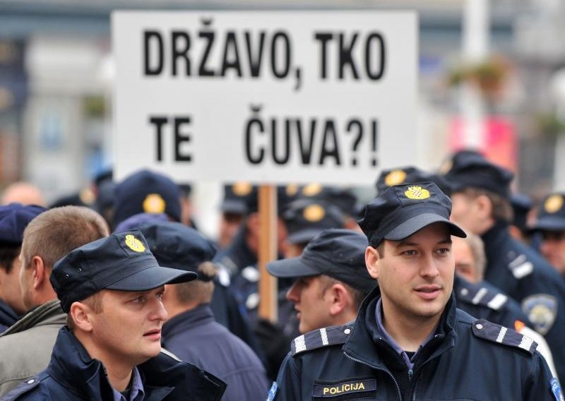 Policajci izašli na ulice i Vladi zaprijetili štrajkom