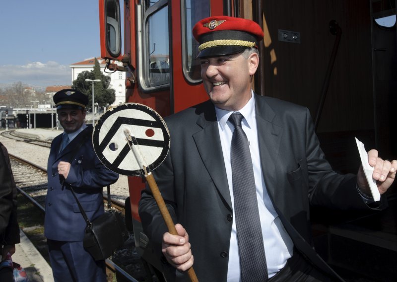 Gradski metro, turizam, dovršetak Rive i muzej Hajduka