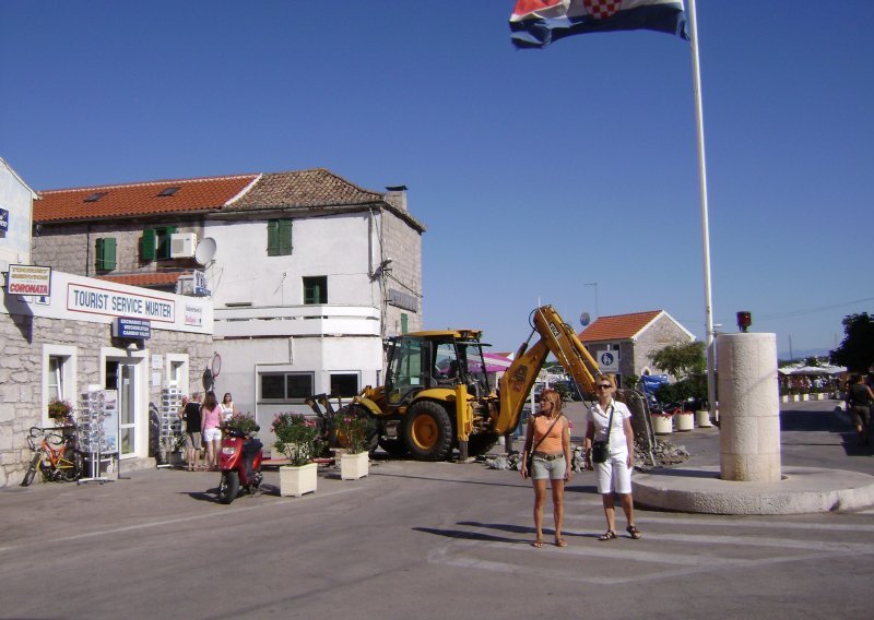 Murter pun gostiju već četvrti dan bez vode