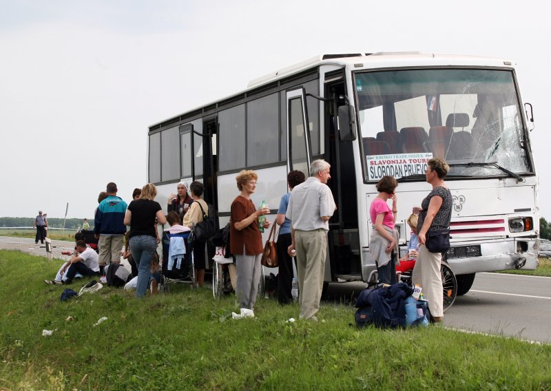 U sudaru autobusa i kombija 7 ozlijeđenih