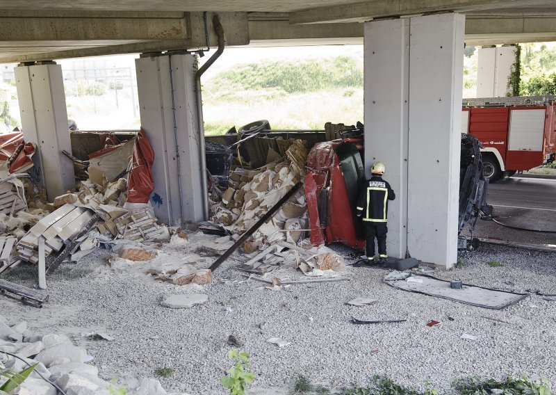 Kamion udario u auto i u nadvožnjak